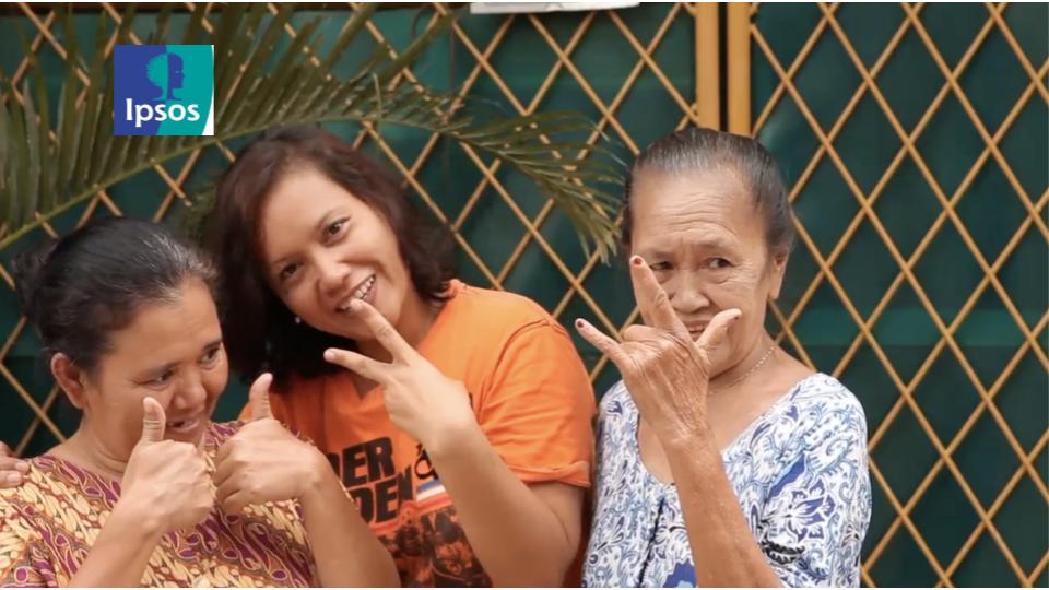 family from jakarta happy, piece signs